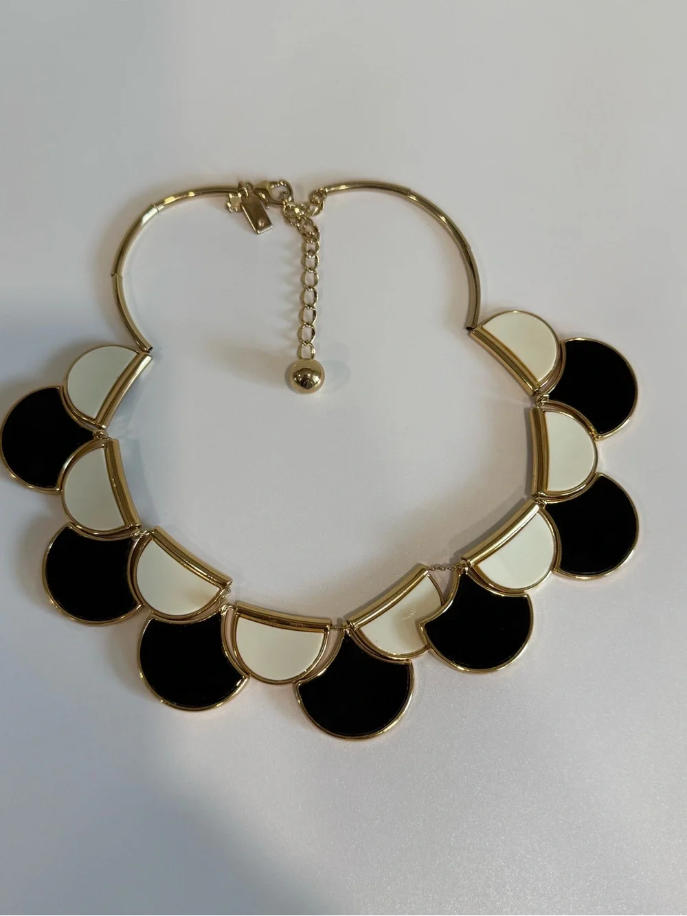 KATE SPADE NEW YORK RESIN SWEETHEART SCALLOPS COLLAR NECKLACE